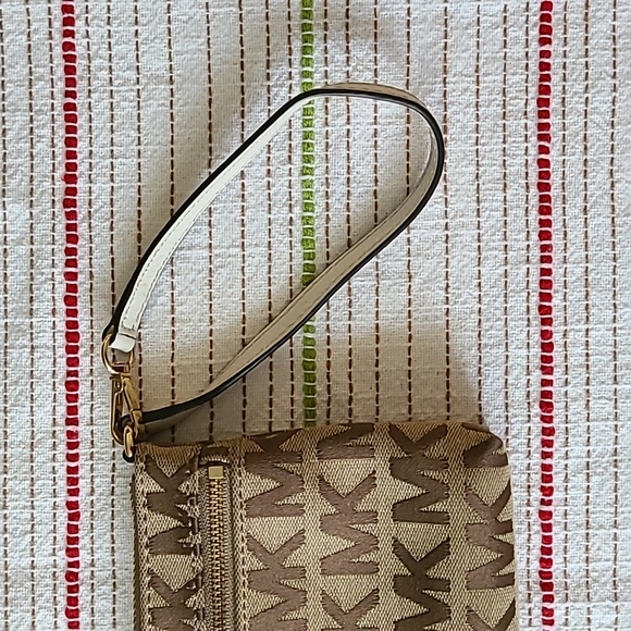 Michael Kors wristlet - Picture 2 of 6